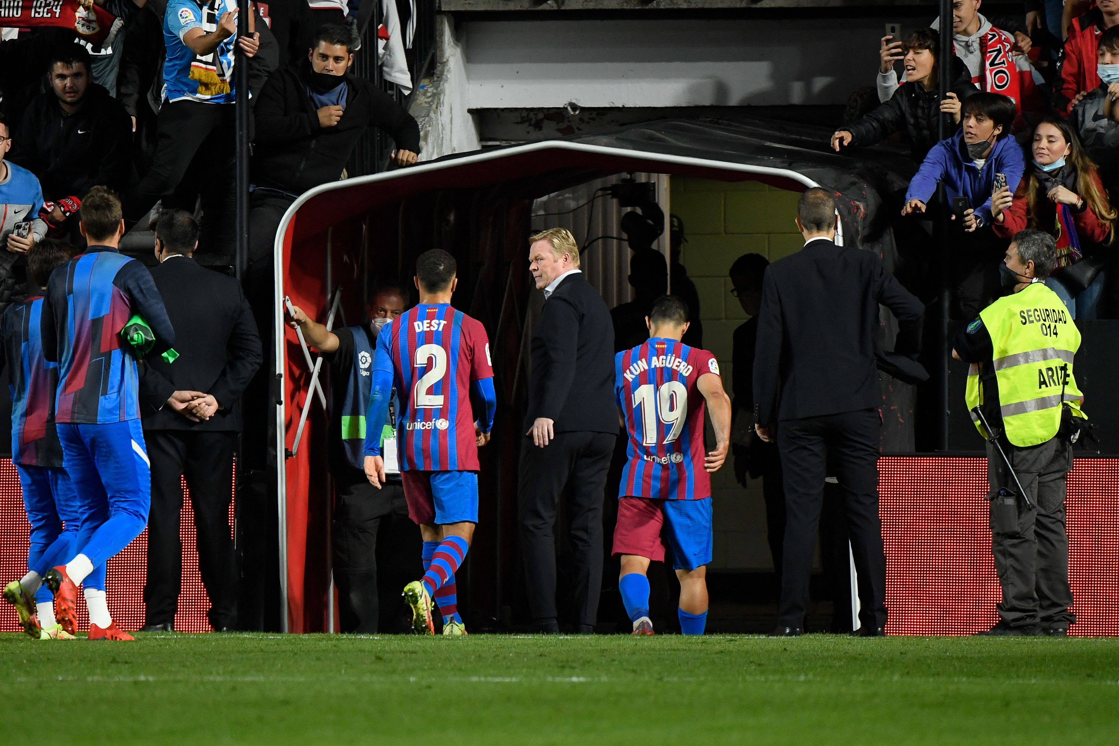 Ronald Koeman y los jugadores del Barcelona, después del partido en Vallecas. (Foto Prensa Libre: AFP)