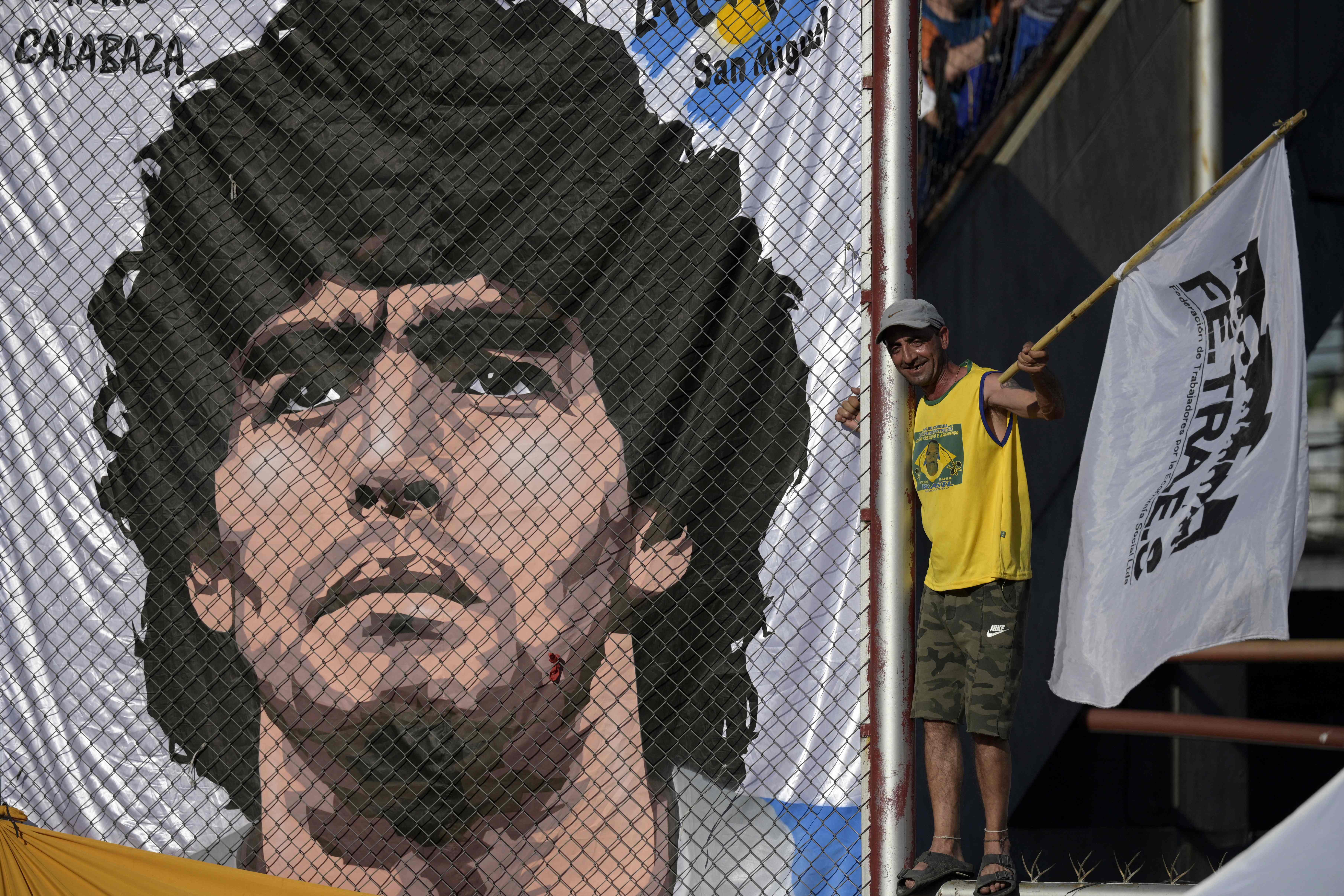 Diego Maradona falleció el 25 de noviembre del 2020 y hay siete personas imputas por su posible homicidio. (Foto Prensa Libre: AFP)