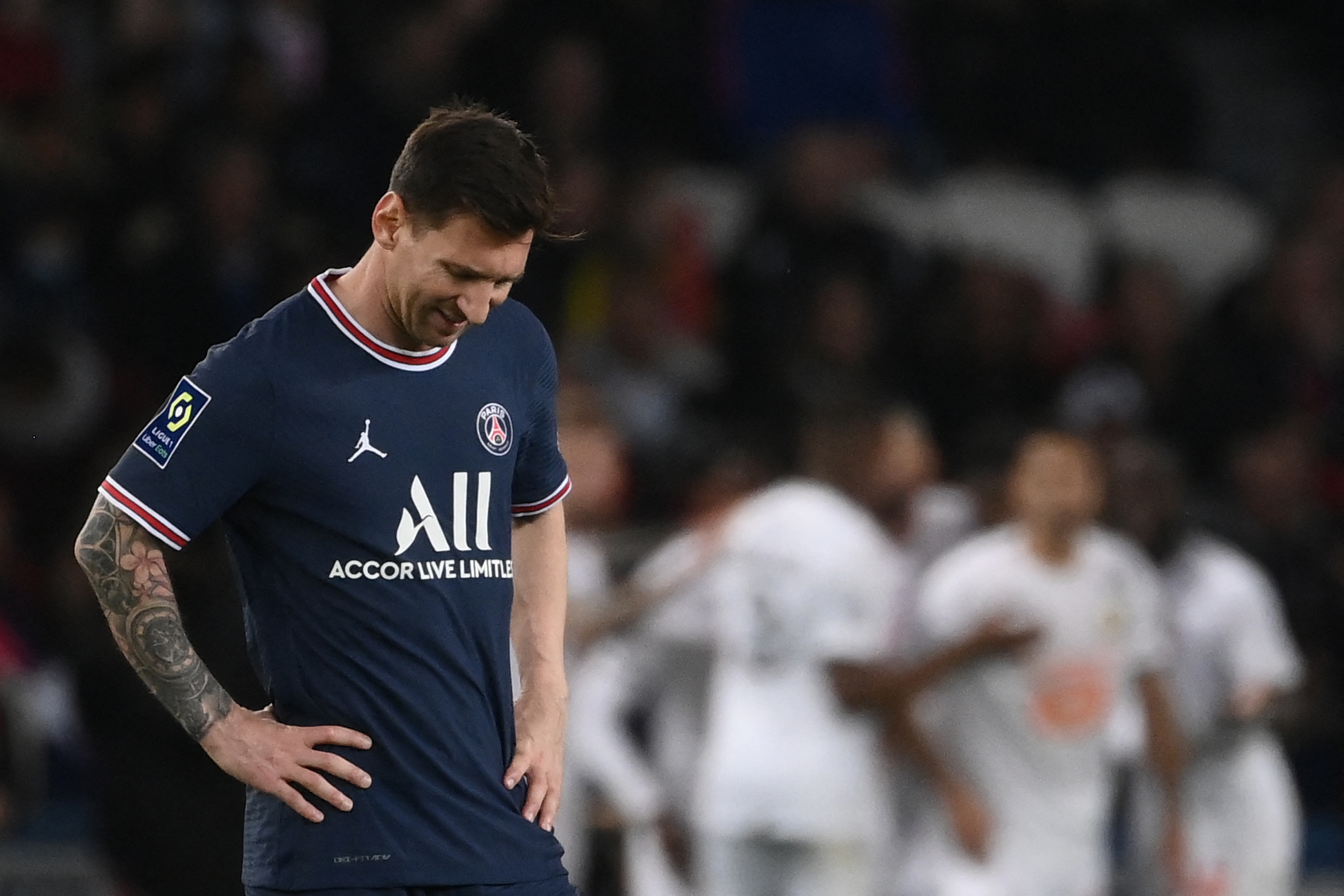 Lionel Messi reacciona después del gol del Lille en la primera parte. En la etapa de complemento ya no regresó al terreno de juego. Foto Prensa Libre: AFP.