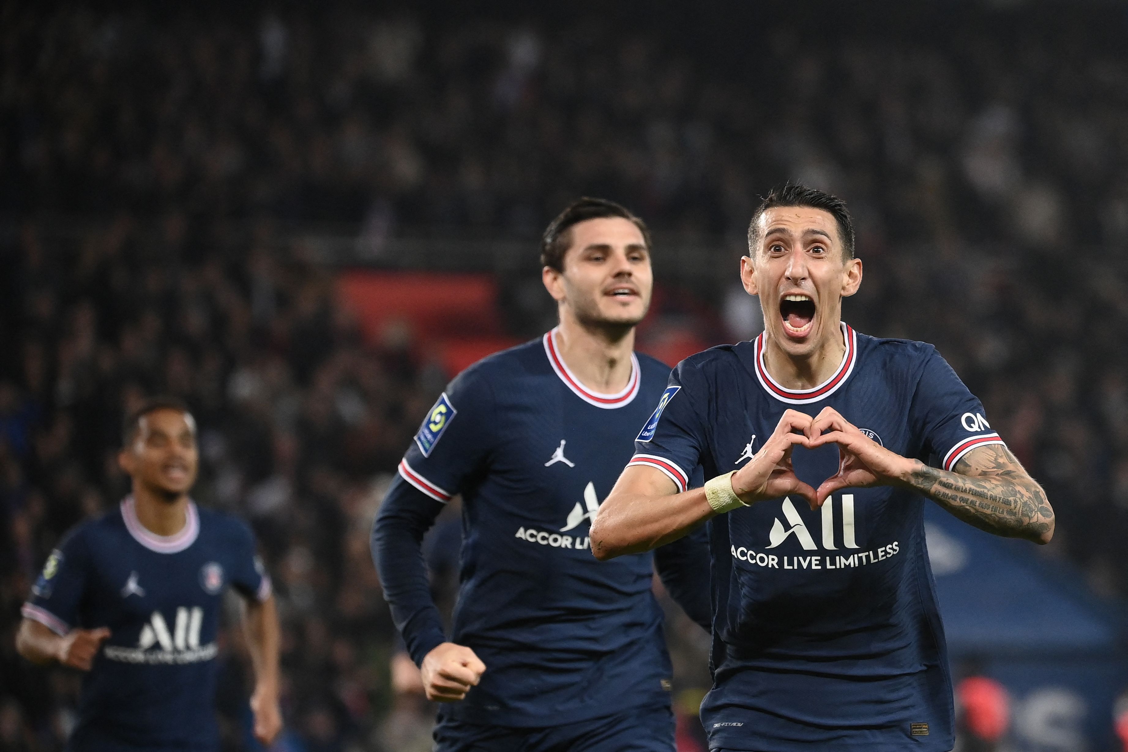 El mediocampista del PSG, Ángel Di María celebra el agónico gol de la victoria ante el Lille en la Ligue 1 de Francia. Foto Prensa Libre: AFP.