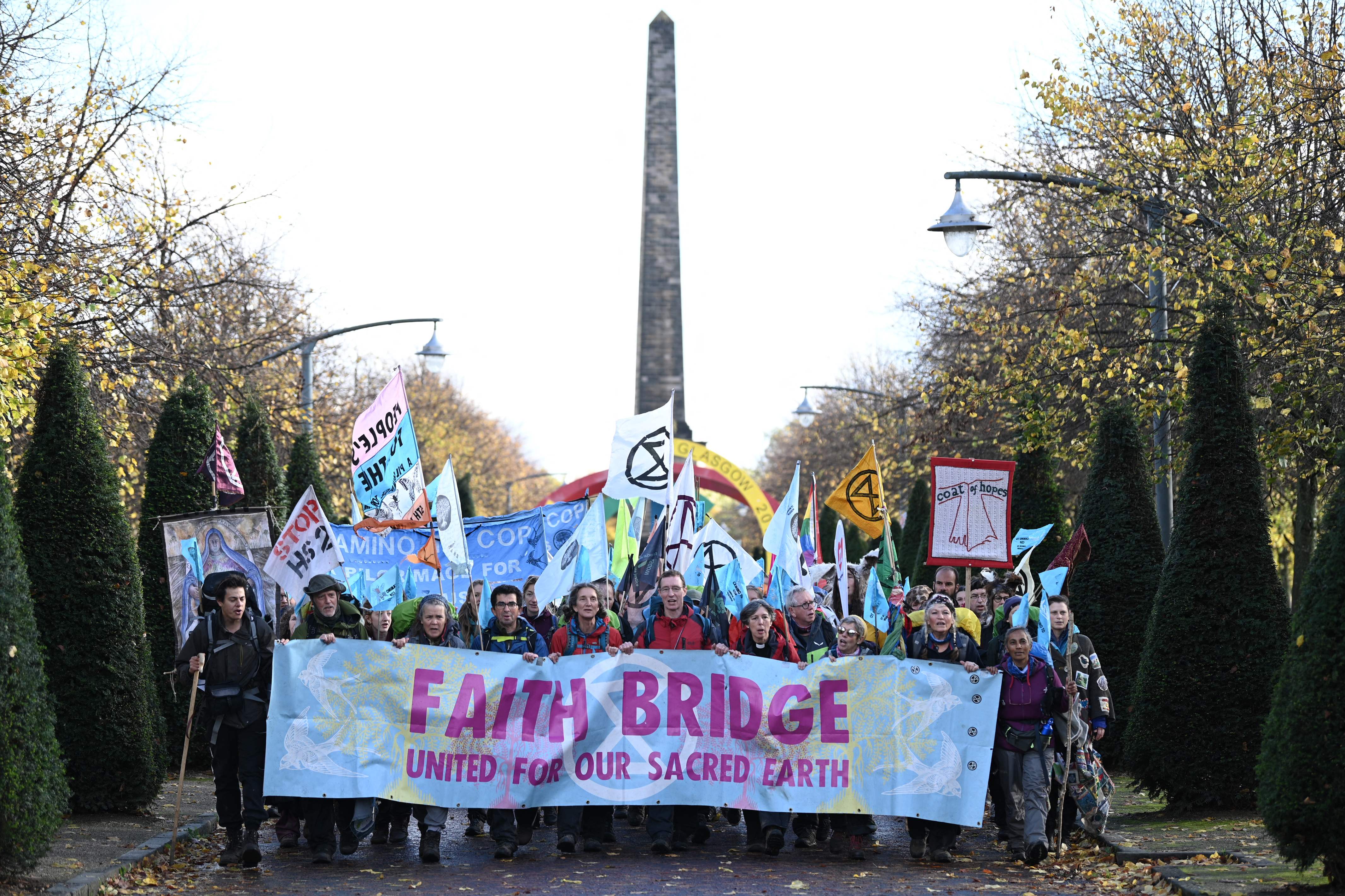 Cientos de personas se reunieron el sábado en Glasgow para instar a los líderes mundiales a tomar medidas contra el cambio climático la víspera de la crucial conferencia sobre el clima COP26. (Foto Prensa Libre: AFP)