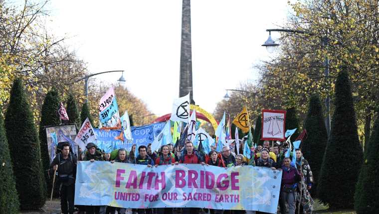 Cientos de personas se reunieron el sábado en Glasgow para instar a los líderes mundiales a tomar medidas contra el cambio climático la víspera de la crucial conferencia sobre el clima COP26. (Foto Prensa Libre: AFP)