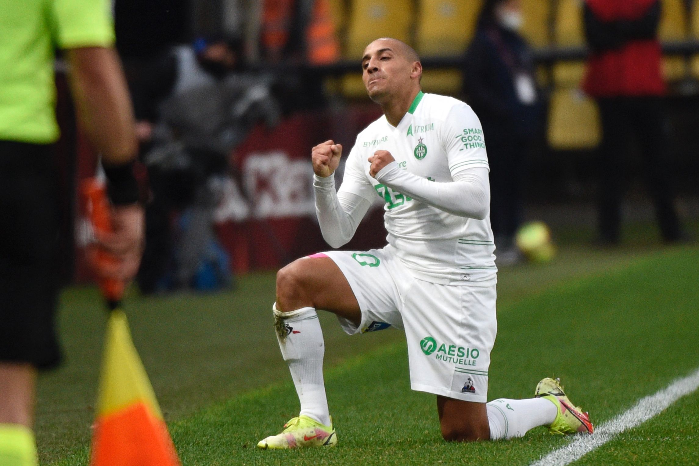 El jugador del Saint-Etienne Wahbi Khazri celebrando el gol al Metz en el Saint-Symphorien. (Foto Prensa Libre: AFP)