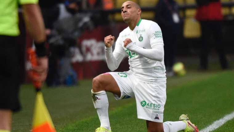 El jugador del Saint-Etienne Wahbi Khazri celebrando el gol al Metz en el Saint-Symphorien. (Foto Prensa Libre: AFP)