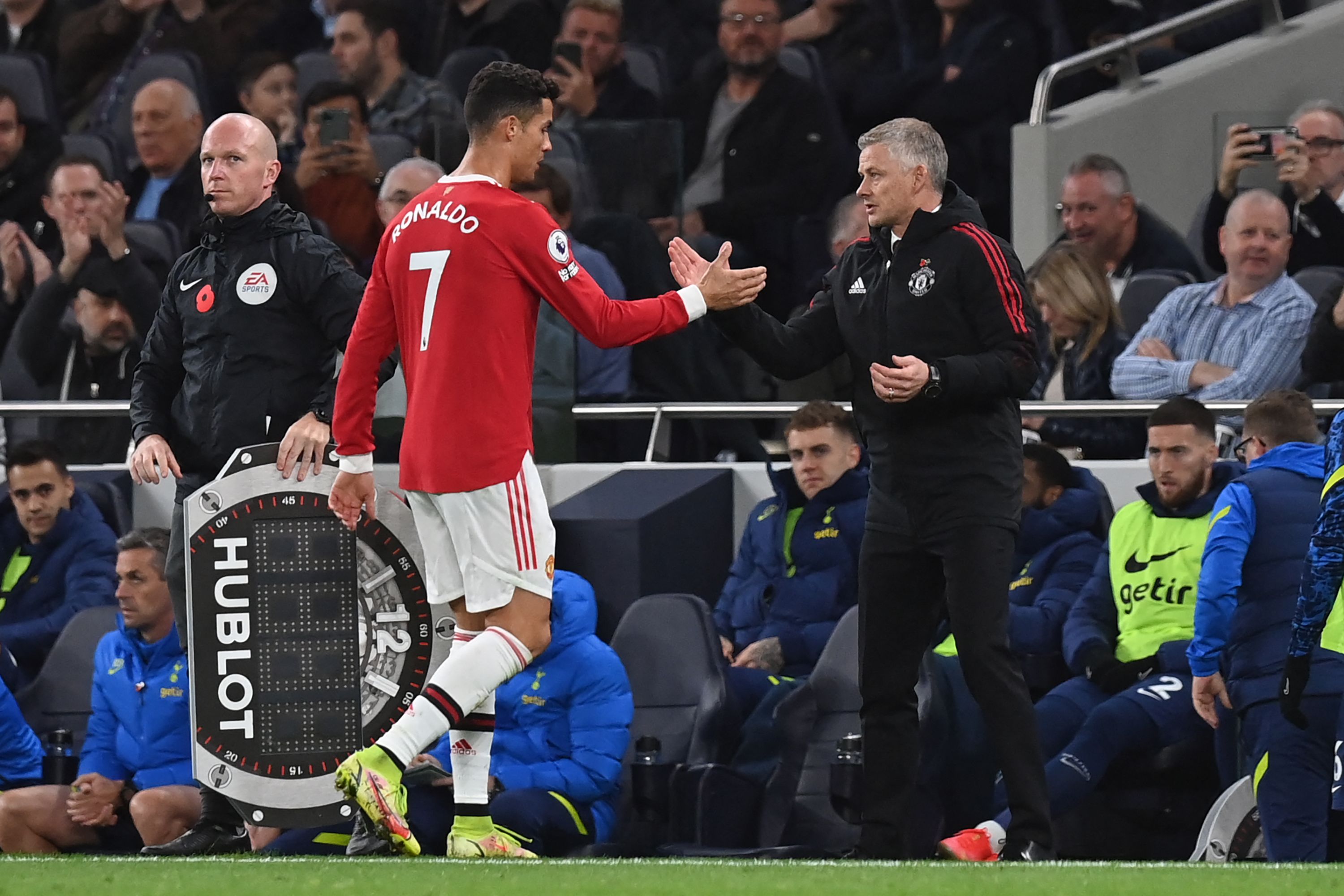 El entrenador del Manchester United Ole Gunnar Solskjaer (derecha) se da la mano con el portugués Cristiano Ronaldo (izquierda). (Foto Prensa Libre: AFP)