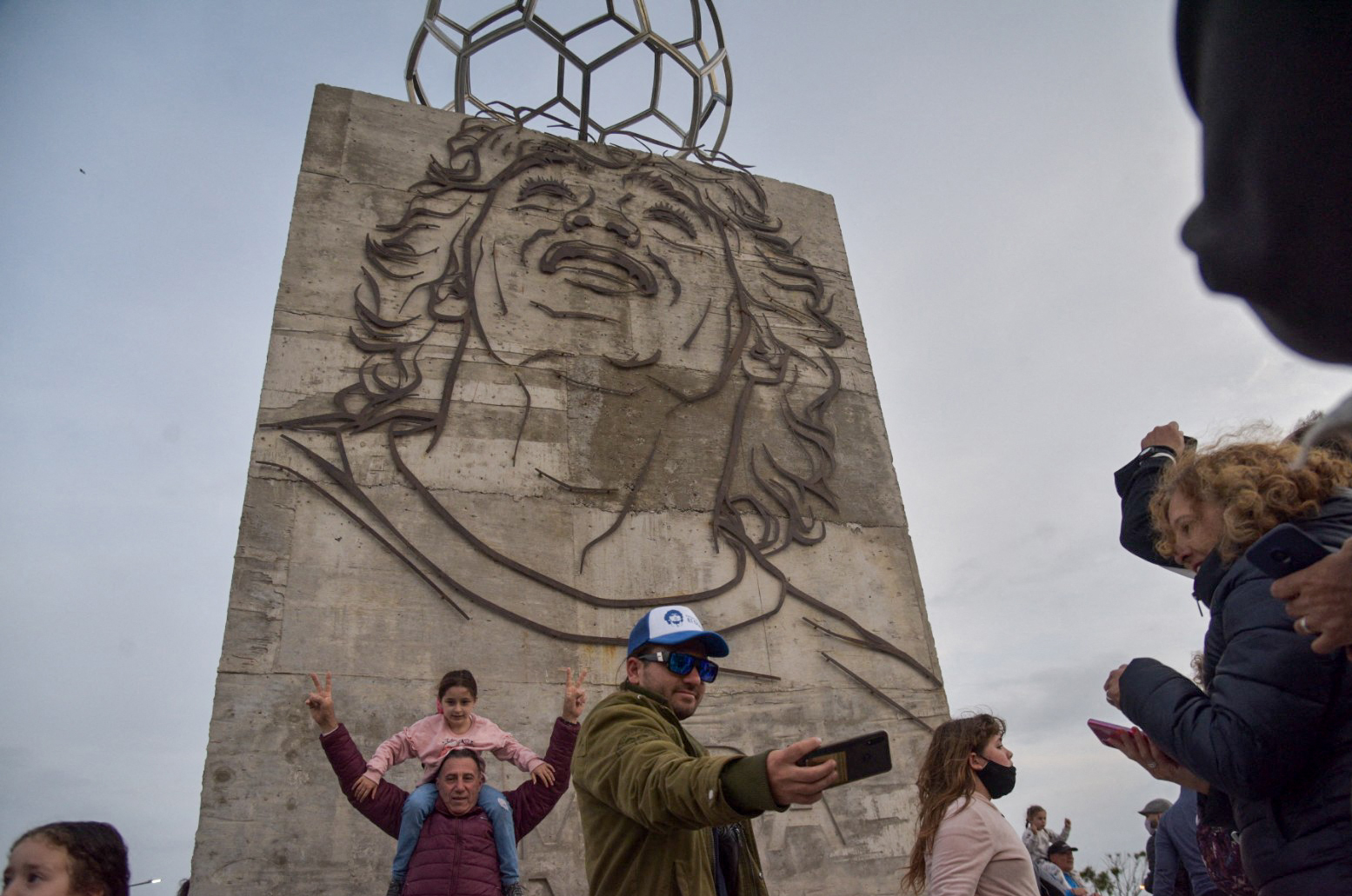 Un hombre se hace una selfie en el monumento a Diego Maradona desvelado en Santa Clara del Mar, Provincia de Buenos Aires, Argentina. (Foto Prensa Libre: AFP)