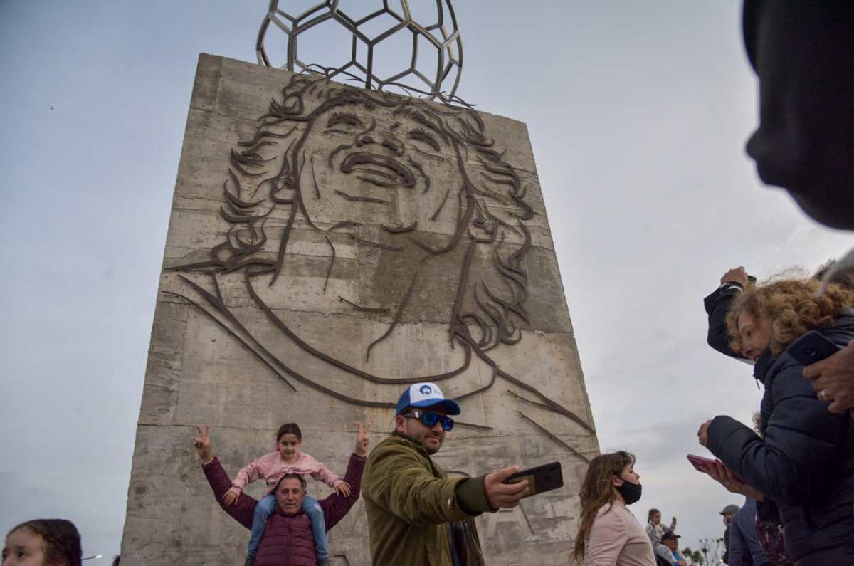 Inauguran en Argentina el monumento de 13 metros a Maradona