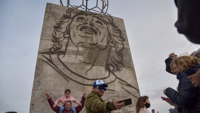 Un hombre se hace una selfie en el monumento a Diego Maradona desvelado en Santa Clara del Mar, Provincia de Buenos Aires, Argentina. (Foto Prensa Libre: AFP)