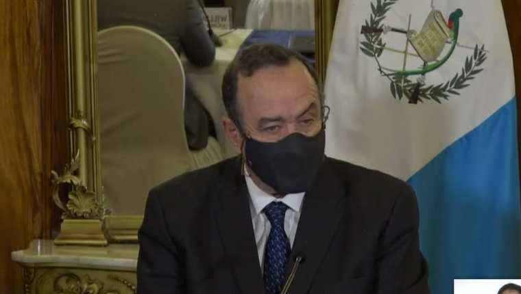 El presidente Giammattei habla sobre la vacunación contra el covid-19 durante actividad de donación de congeladores. (Foto Prensa Libre: Tomada de video)