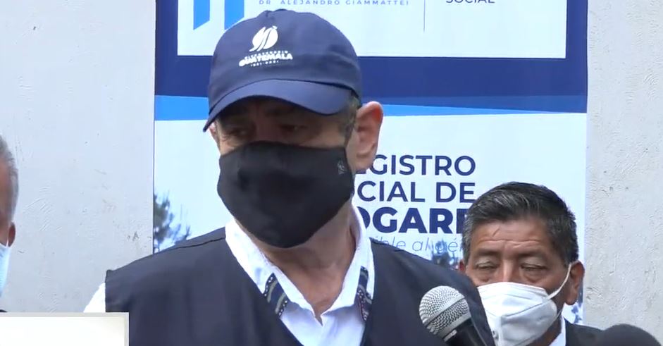 Alejandro Giammattei habla del tema de vacunación durante actividad en San Gaspar Ixchil, Huehuetenango. (Foto Prensa Libre: Tomada de video del gobierno) 