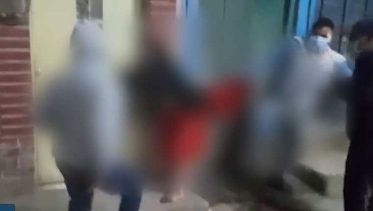 Momento de la agresión contra una mujer en Nebaj, que también fue despojada de su vestimenta. (Foto Prensa Libre: Tomada de video) 