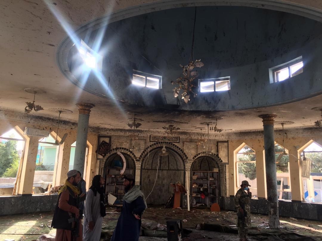Una explosión en una mezquita de musulmanes chiítas en Kunduz, Afganistán, dejó decenas de muertos. (Foto Prensa Libre: EFE)
