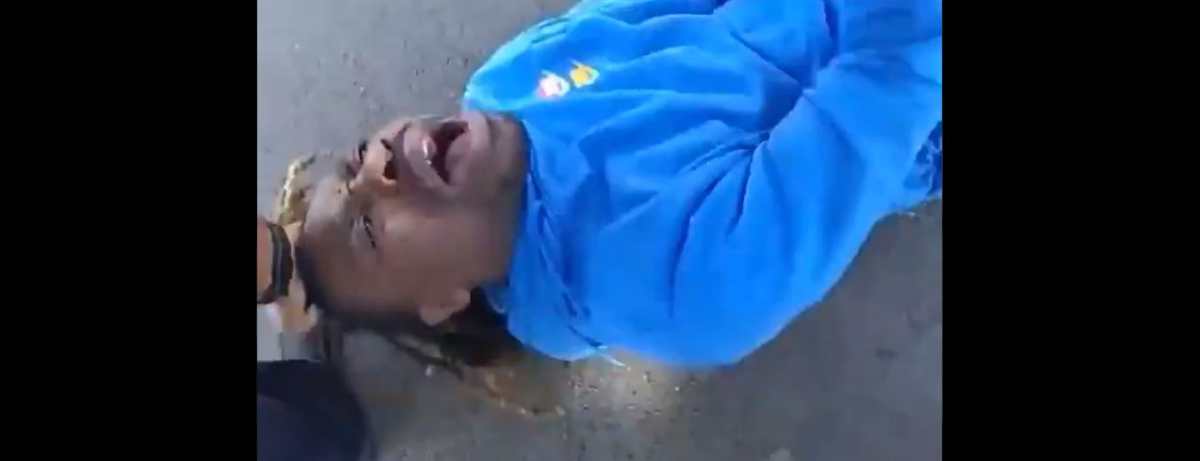 VIDEO: cámara de policías graba cuando arrestan a un afroamericano parapléjico y lo lanzan al suelo