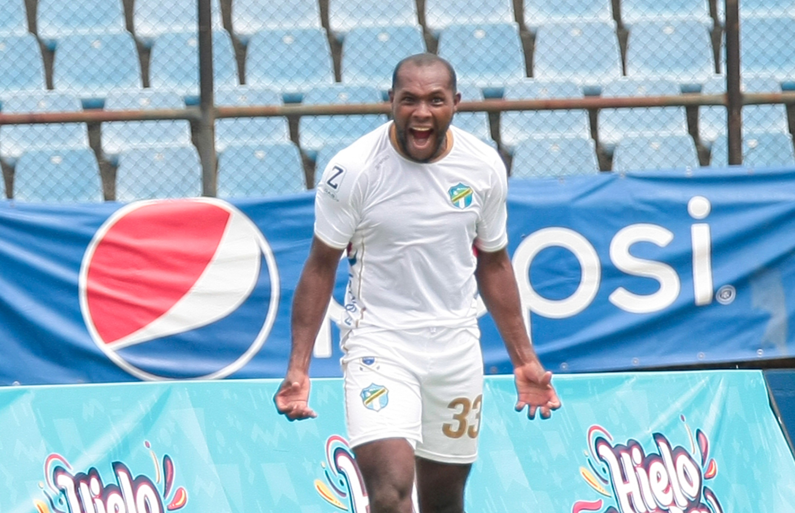 El ecuatoriano Juan Anangonó volvió a anotar un gol después de ocho fechas de no hacerlo. Sumó su cuarta diana en el futbol nacional. Foto Club Comunicaciones.