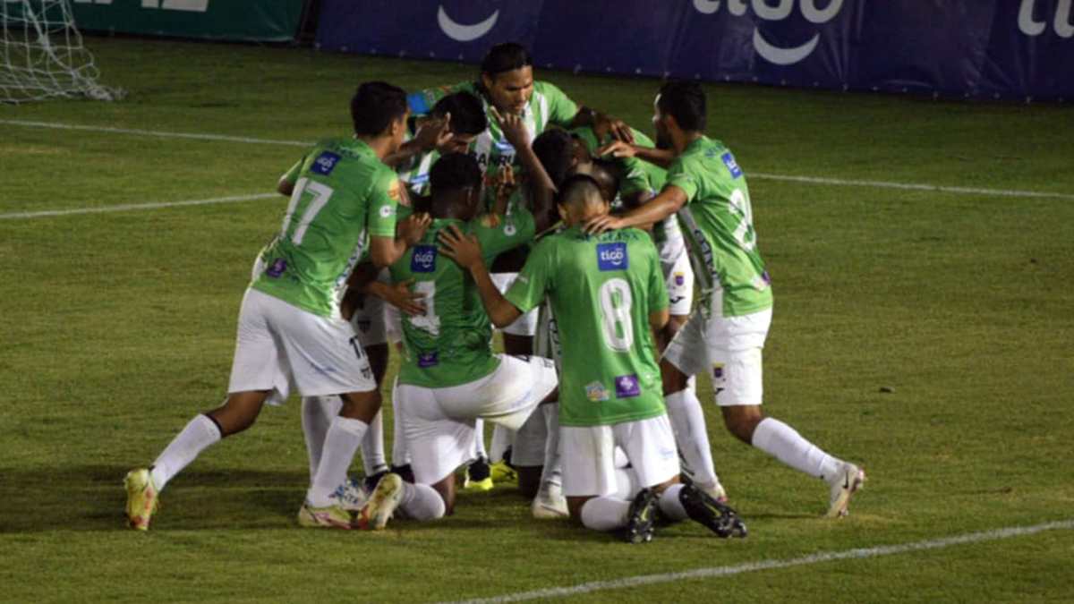 Antigua vuelve a ganar ante Iztapa y se queda con la punta del Apertura 2021 de manera provisional