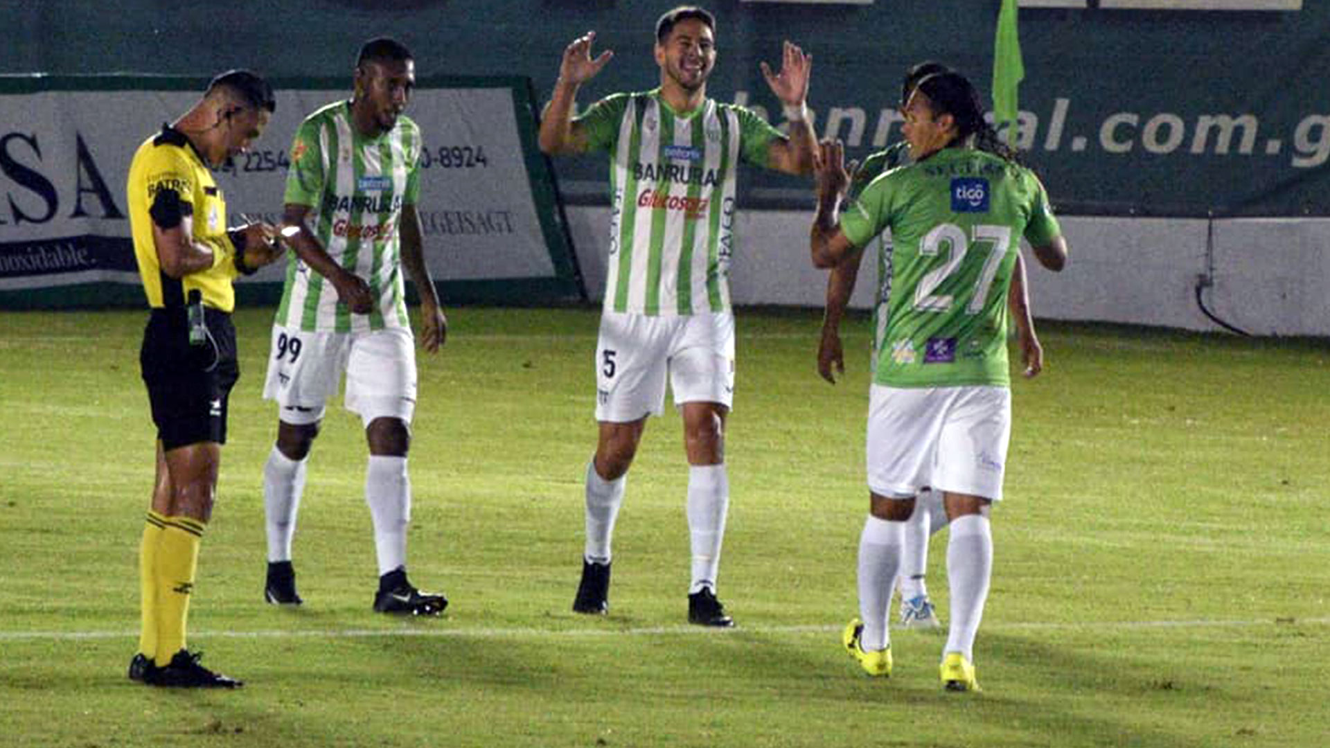 Los jugadores de Antigua festejan el 2-0 anotado en propia puerta por el defensa rival Yonatan Sandoval. (Foto Prensa Libre: Liga Nacional Facebook)