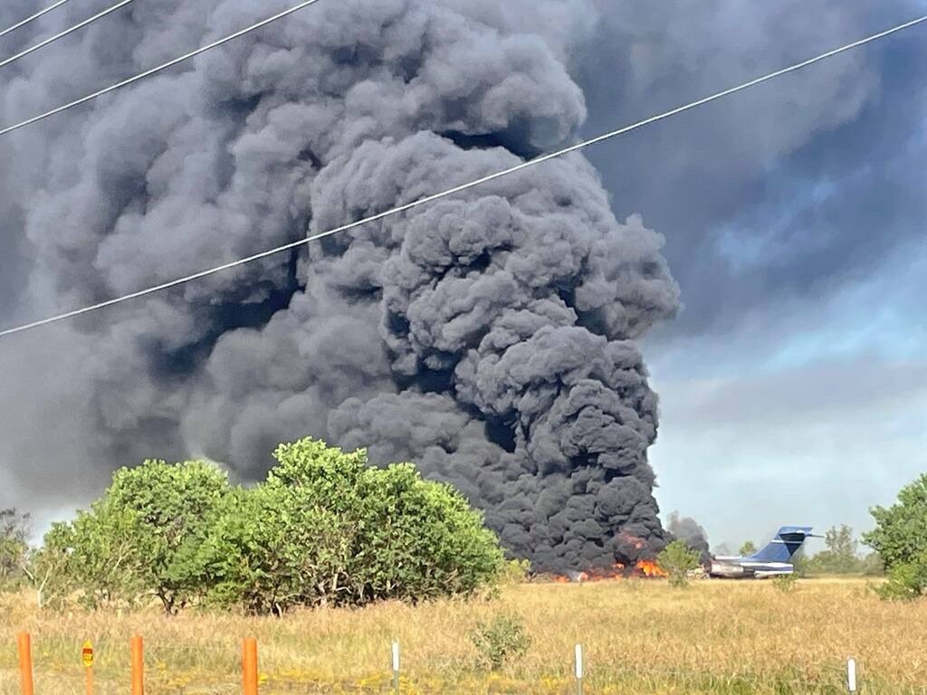 Una espesa columna de humo se observaba a kilómetros del accidente de un avión en Texas, en el que todos los ocupantes sobrevivieron. (Foto Prensa Libre: Twitter Nick Natario)