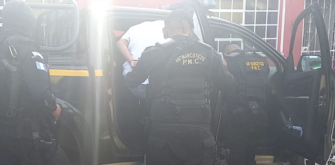 Autoridades capturan a integrantes de la estructura del narcotráfico denominada “Tono Jerez”. (Foto Prensa Libre: PNC) 