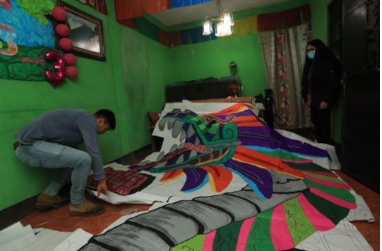 El grupo Los Herederos afina detalles para presentar su barrilete gigante en el Festival de Sumpango. (Foto Prensa Libre: Byron García)