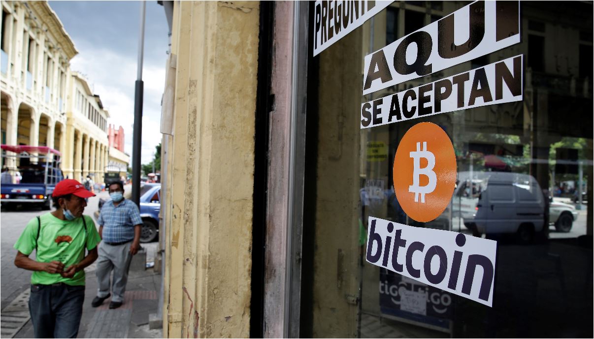 Diferentes establecimientos en El Salvador aceptan bitcóins. (Foto Prensa Libre: EFE)