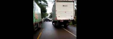 Vehículos particulares y transporte de carga quedan atrapados en los bloqueos en la ruta a San Cristóbal Frontera, Jutiapa. (Foto Prensa Libre: Twitter)