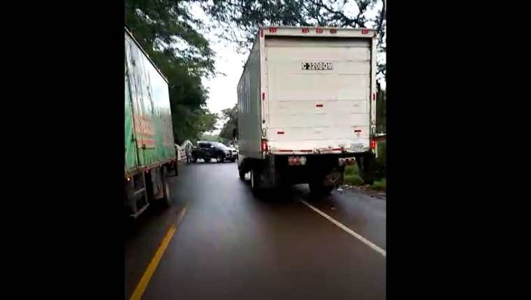 Vehículos particulares y transporte de carga quedan atrapados en los bloqueos en la ruta a San Cristóbal Frontera, Jutiapa. (Foto Prensa Libre: Twitter)
