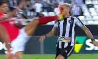 El momento exacto en el que el defensa del Clube de Regatas Brasil Joao Caetano (rojo) dejó sus tachones en el rostro del delantero del Botafogo Rafael Navarro. (Foto Prensa Libre: Twitter)
