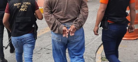 La PNC captura en allanamientos a supuestos extorsionistas y a dos agentes de la PNC señalados de varios delitos. (Foto Prensa Libre: PNC) 