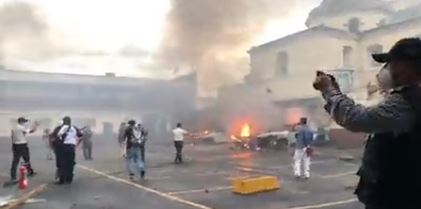 Fotogalería: llamas, piedras, carros incendiados y gases lacrimógenos durante jornada violenta de militares veteranos en el Congreso