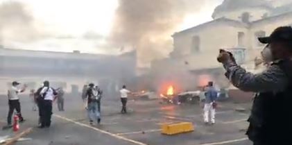 Vehículos incendiados durante protesta de veteranos militares en el Congreso. (Foto Prensa Libre: Henry Montenegro) 