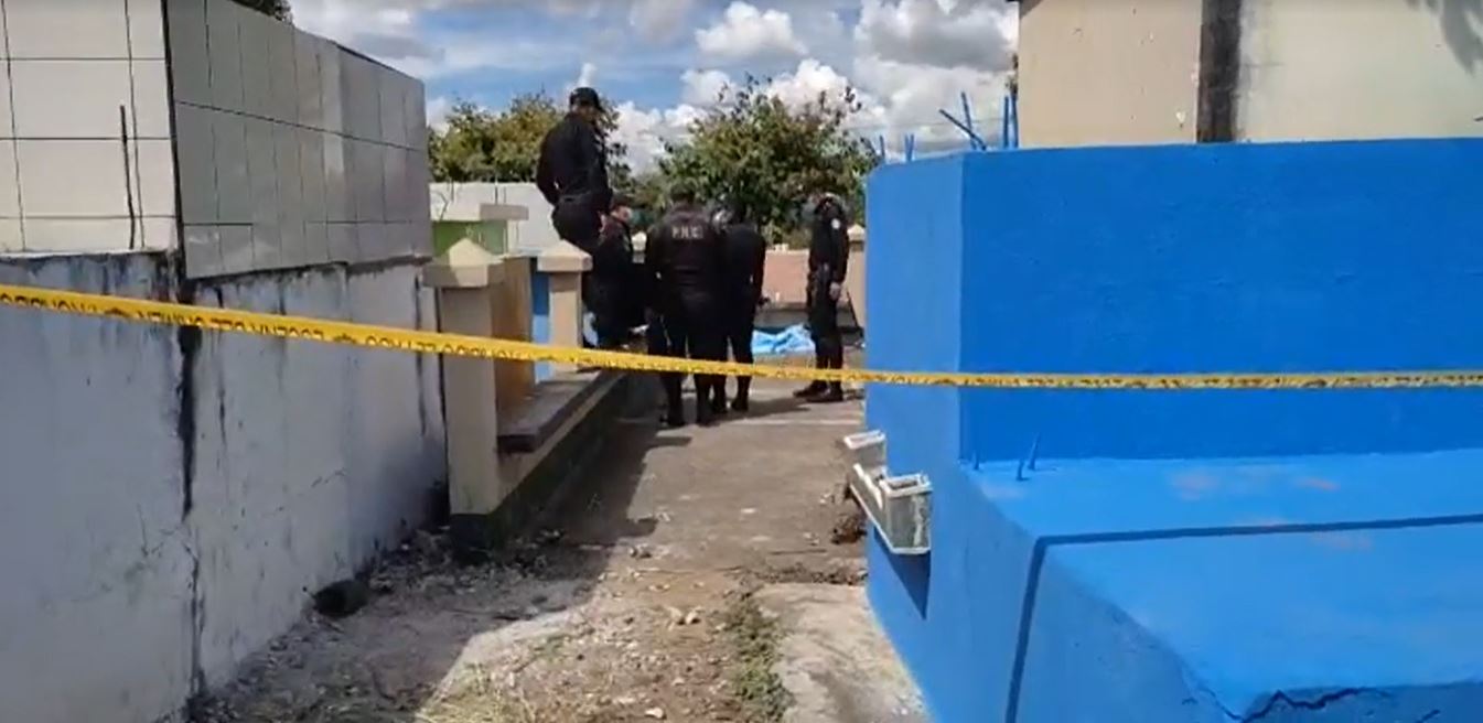 Una persona fallecida y dos heridas se reportaron en ataque armado en el cementerio de Monjas, Jalapa. (Foto Prensa Libre: Captura de pantalla de Alfa Tv Jalapa)