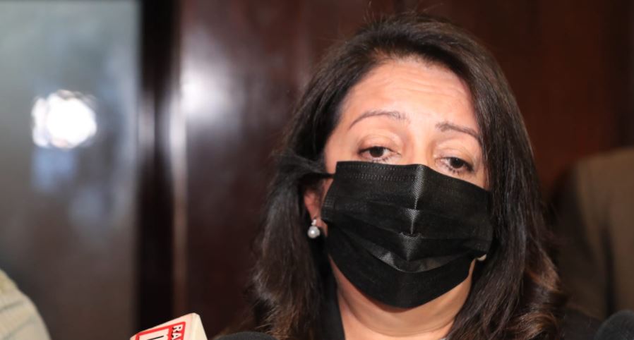 La ministra de Educación, Claudia Ruiz, habla sobre negociación del pacto colectivo. (Foto Prensa Libre: Byron García) 

