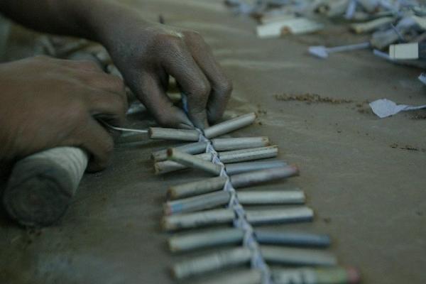 Según autoridades, para la fabricación de pirotecnia se utiliza a menores. (Foto Prensa Libre: Hemeroteca PL)