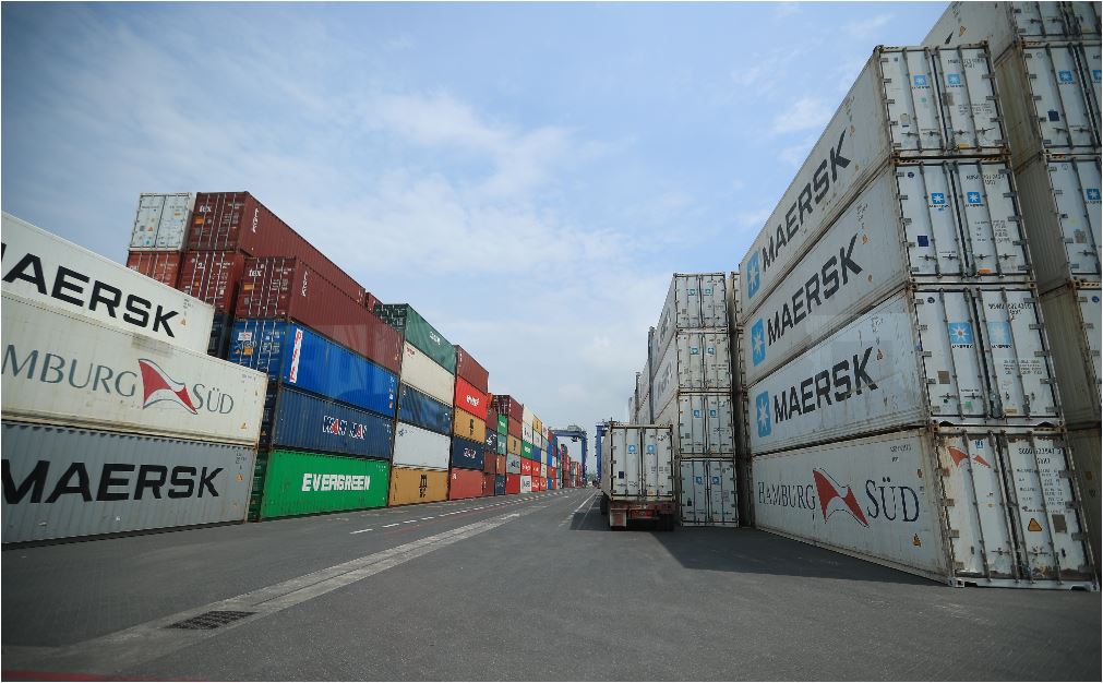 Existe un atasco de contenedores, porque están colocados en lugares diferentes y no permiten que el comercio internacional fluya. (Foto Prensa Libre: Hemeroteca)