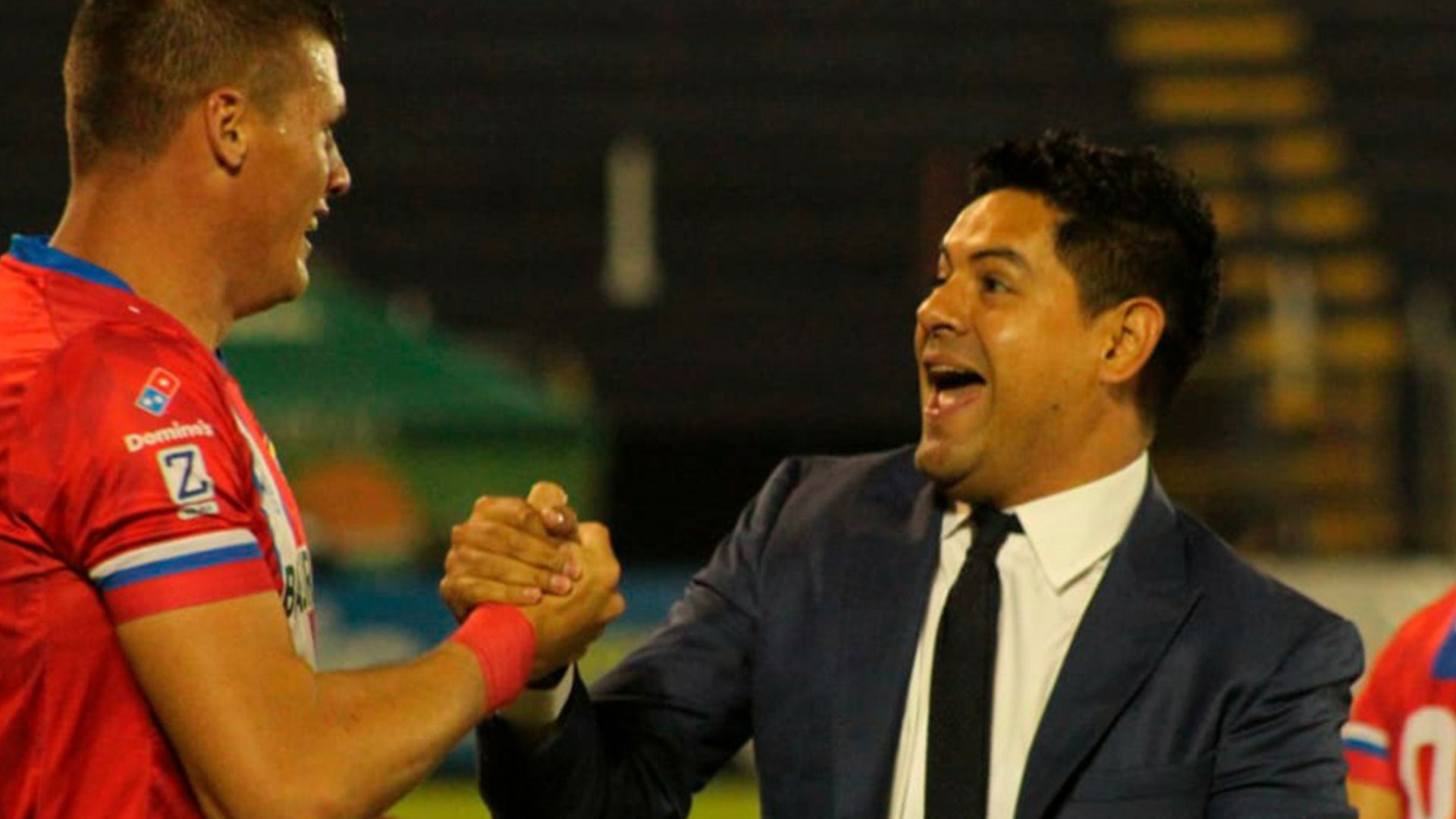 El jugador de Xelajú MC Orlando Moreira (izquierda) festeja su anotación a Iztapa con su entrenador Irving Rubirosa. (Foto Prensa Libre: Xelajú Facebook)