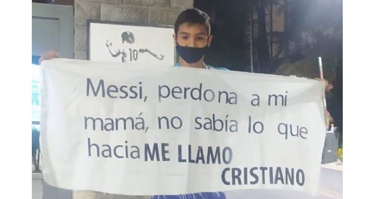 Un niño se apareció en el campamento de Argentina para pedirle disculpas a Leo Messi. (Foto Prensa Libre: @ManuHeredia21)