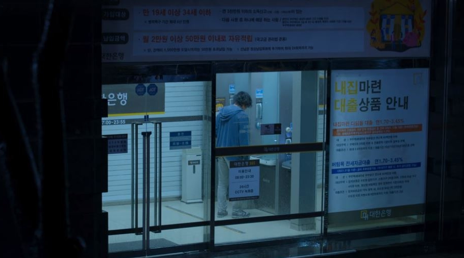 Seong Gi-hun, el jugador 456 de la serie de Netflix El Juego del Calamar, revisa su cuenta bancaria luego de haber sobrevivido a los retos. (Foto Prensa Libre: Netflix)