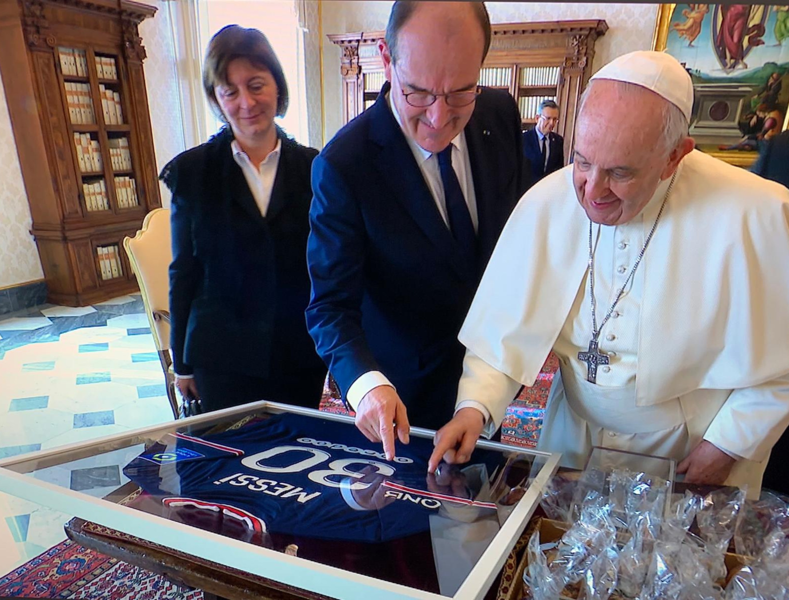Castex se reunió hoy con el Papa durante 35 minutos en la Biblioteca Privada del pontífice en el segundo piso del Palacio Apostólico del Vaticano. Foto @PSG_inside
