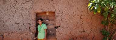 Marta Valdez en su casa de Olopa, Chiquimula, donde cientos de campesinos maya ch'orti que habitan el corredor seco atenúan los efectos del cambio climático en sus comunidades con técnicas de cosecha sostenible. (Foto Prensa Libre: EFE)