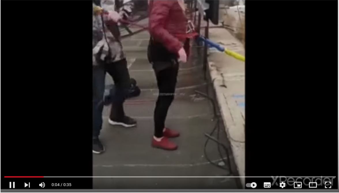 El accidente quedó grabado en un video que se hizo viral en las redes sociales. (Foto Prensa Libre: Captura de pantalla)