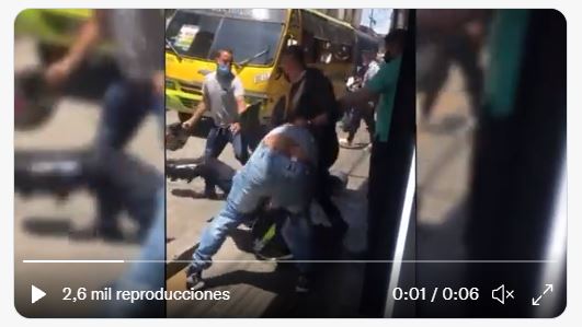 La agresión contra los agentes de Tránsito de Bucaramanga, Colombia, quedó grabada en un video. (Foto Prensa Libre: )