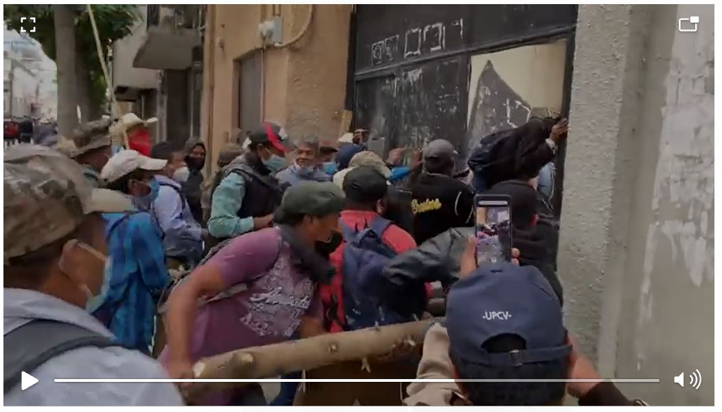 Momento en el que militares retirados botan el portón del Congreso. (Foto Prensa Libre:)