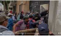 Momento en el que militares retirados botan el portón del Congreso. (Foto Prensa Libre:)