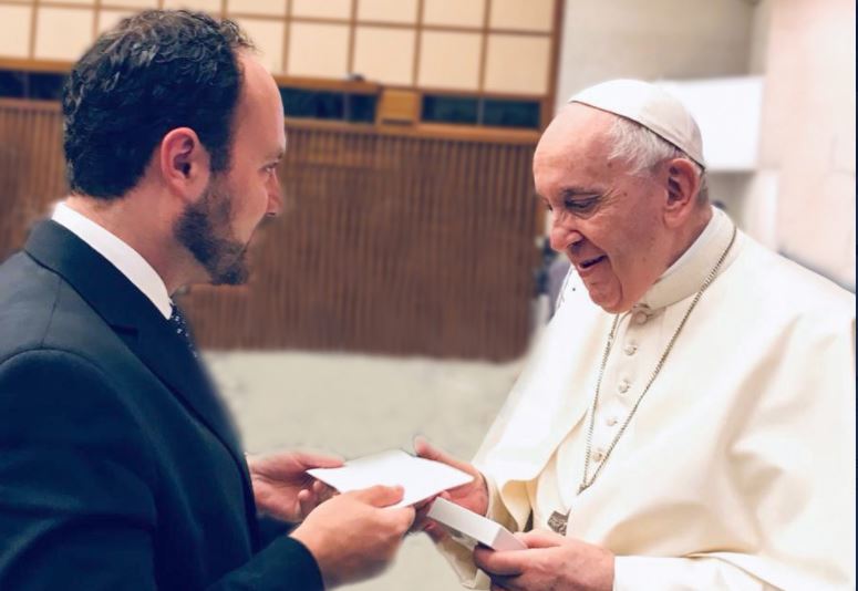 El canciller guatemalteco, Pedro Brolo Vila, entrega una invitación al Papa Francisco para que visite Guatemala. (Foto Prensa Libre: Minex)