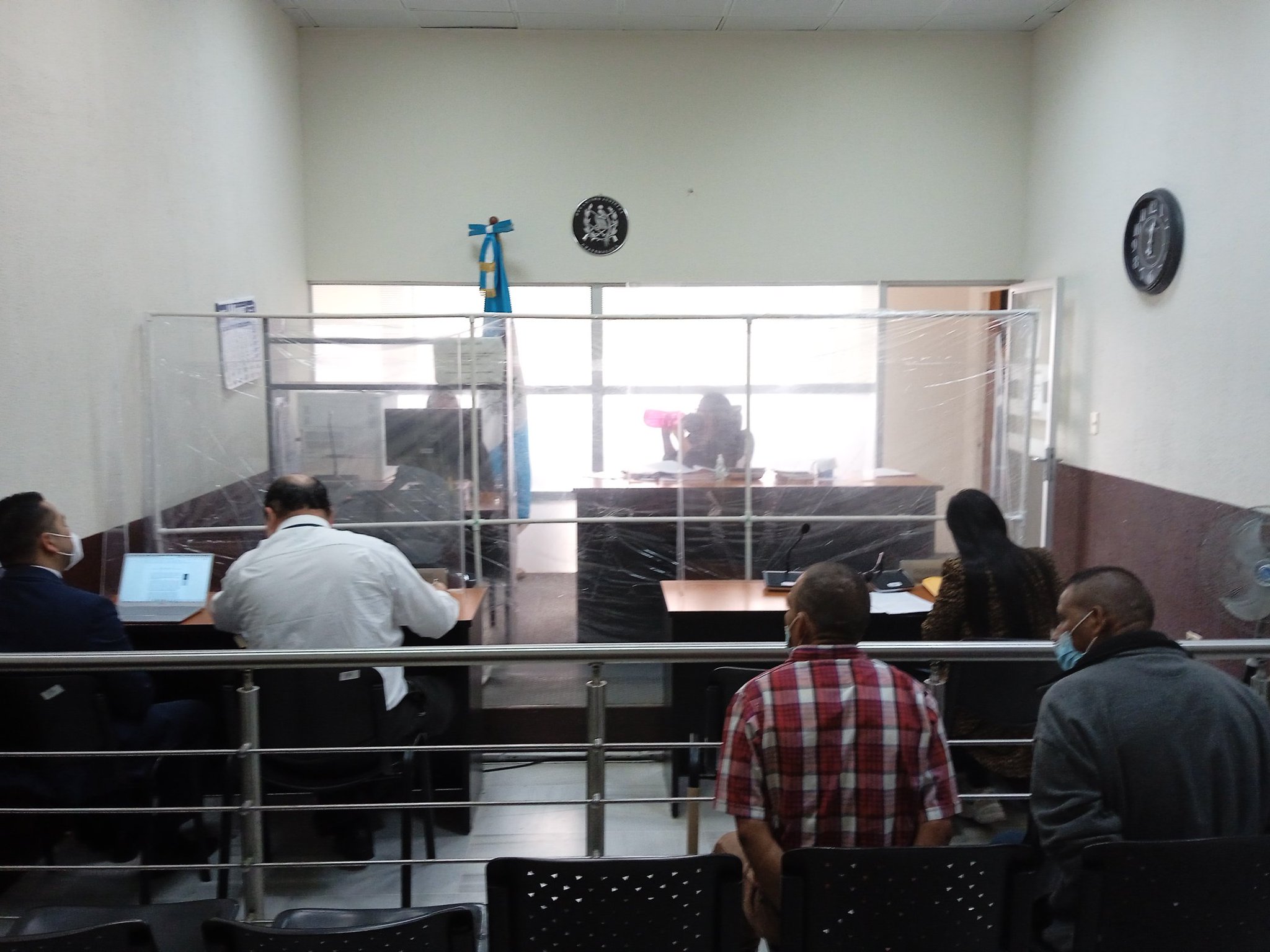 El Ministerio Público acusa a dos detenidos durante los destrozos en el Congreso de la República de haber cometido el delito de terrorismo. (Foto Prensa Libre: E. Pitán)