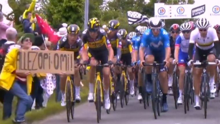 Momento que quedó para la historia en el Tour de Francia. (Foto Prensa Libre: Twitter)