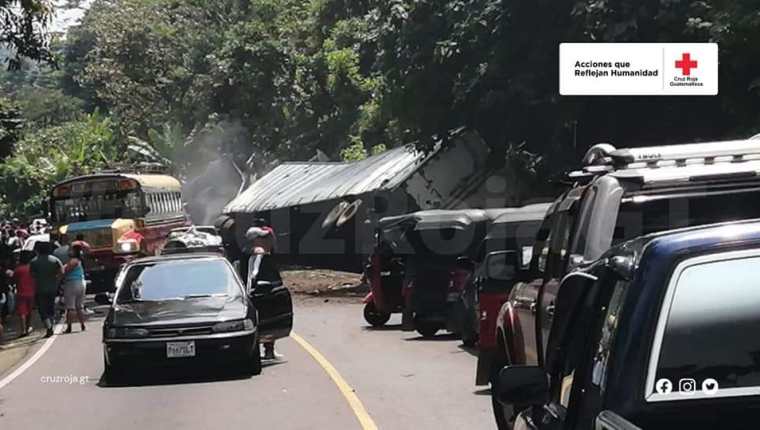 Vehículos particulares, de carga y de pasajeros resultaron involucrados en un choque en el km 196 de la ruta de Reu a Xela. (Foto Prensa Libre: Cruz Roja Guatemalteca)