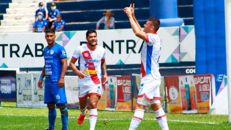 El jugador de Xelajú, Orlando Moreira (derecha) festeja con los brazos en alto el primer gol de su equipo ante Cobán en el Estadio Verapaz. (Foto Prensa Libre: Xelajú Twitter)