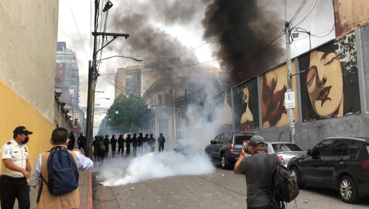 El 19 de octubre veteranos militares exigían el pago de un resarcimiento en el Congreso, la manifestación se volvió violenta. (Foto, Prensa Libre: Hemeroteca PL).