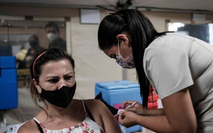 Una mujer recibe la vacuna contra la covid-19 en San José, Costa Rica. (Foto Prensa Libre: EFE)
